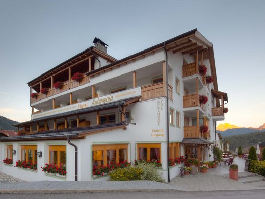 Motorrad + Hotel + Dolomiten = ♥ Motorrad + Hotel + Dolomiten = ♥