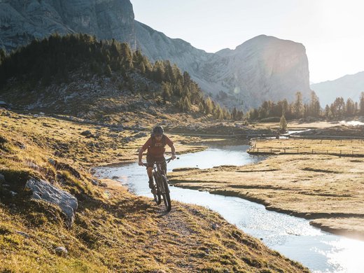 Sellaronda: E-Bike-Touren in den Dolomiten Sellaronda: E-Bike-Touren in den Dolomiten